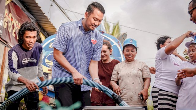 Calon Wali Kota Makassar nomor urut 2, Andi Seto Asapa membagikan air bersih kepada warga Tallo, Jumat (1/11/2024).