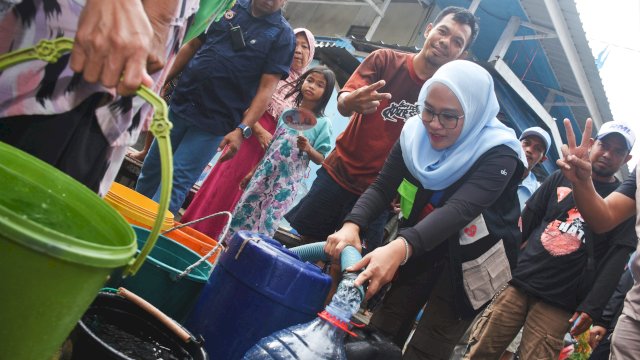 Calon Wakil Wali Kota Makassar nomor urut 2, Rezki Mulfiati Lutfi membagikan air bersih kepada warga Tallo, Sabtu (2/11/2024).