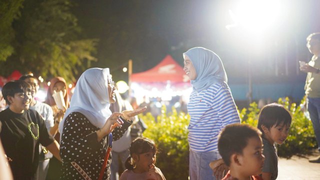 Calon Wakil Wali Kota Makassar nomor urut 2, Rezki Mulfiati Lutfi bercengkrama bersama Istri Andi Seto Asapa, Andi Nurhilda saat menikmati kuliner, di Monumen Mandala, Minggu (3/11/2024).