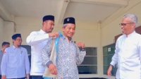 Andi Seto Kenakan Rompi SEHATI ke Ketua Hidayatullah, Simbol Kolaborasi Keumatan di Makassar