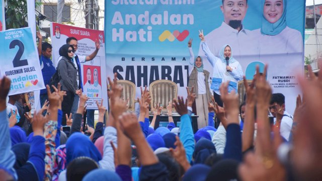 Calon Wakil Gubernur nomor urut 2, Fatmawati Rusdi silaturahmi bersama ribuan sahabat FW bentukan Fatma Wahyuddin, di Jl Andi Tadde, Kamis (7/11/2024).