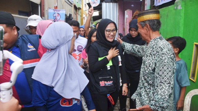 Calon Wakil Wali Kota Makassar nomor urut 2, Rezki Mulfiati Lutfi blusukan dan sapa warga Timungan Lompoa, Jumat (8/11/2024).