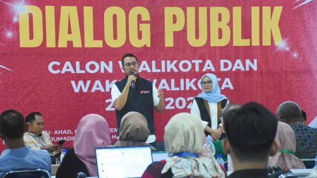 Pasangan Calon Wali Kota dan Wakil Wali Kota Makassar, Andi Seto Asapa-Rezki Mulfiati Lutfi hadiri dialog publik, di Aula Fakultas Kedokteran Universitas Muhammadiyah (Unismuh) Makassar, Sabtu (9/11/2024).