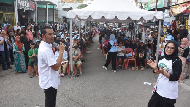 Pasangan calon Wali Kota dan Wakil Wali Kota Makassar nomor urut 2, Andi Seto Asapa-Rezki Mulfiati Lutfi menyapa warga Mamajang, Jumat (15/11/2024).