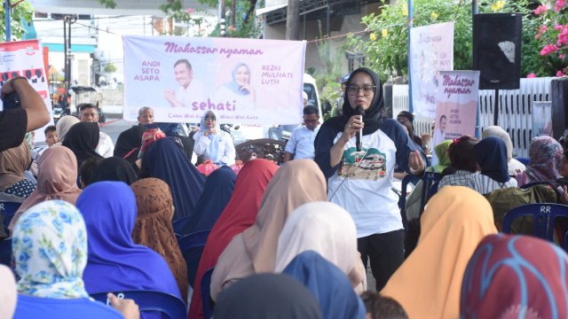 calon Wakil Wali Kota Makassar nomor urut 2, Rezki Mulfiati Lutfi silaturahmi bersama ratusan warga Kelurahan Labuang Baji, Kecamatan Mamajang, Sabtu (16/11/2024).
