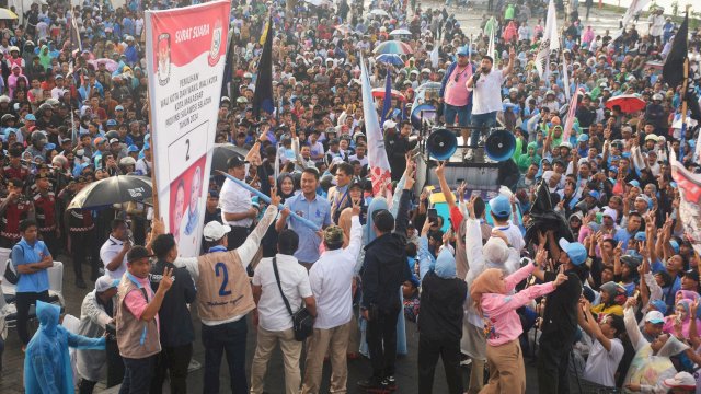 Pasangan calon Wali Kota dan Wakil Wali Kota Makassar nomor urut 2, Andi Seto Asapa-Rezki Mulfiati Lutfi kampanye Akbar di Lapangan MNEK, Minggu (17/11/2024).