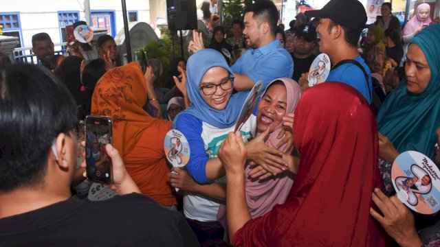 Calon Wakil Wali Kota Makassar nomor urut 2, Rezki Mulfiati Lutfi menyapa warga Patingalloang, Selasa (19/11/2024).