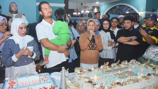 Ibunda Andi Seto Asapa, Felisitas Tallulembang panjatkan doa kepada Calon Wali Kota Makassar nomor urut 2, Andi Seto Asapa saat berulang Tahun ke-41 Tahun, di Posko Pemenangan SEHATI, Rabu (20/11/2024).