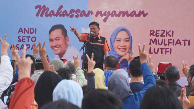 Ketua Umum Kerukunan Keluarga Masyarakat Bone (KKMB) Sulawesi Selatan, Andi Syahriwijaya deklarasikan pasangan calon Wali Kota dan Wakil Wali Kota Makassar nomor urut 2, Andi Seto Asapa-Rezki Mulfiati Lutfi, Kamis (21/11/2024)