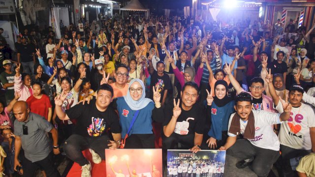 Pasangan calon Wali Kota dan Wakil Wali Kota nomor urut 2, Andi Seto Asapa-Rezki Mulfiati Lutfi menutup kampanye bersama Relawan Riang Gembira, Jl Toddopuli Raya, Sabtu (23/11/2024).