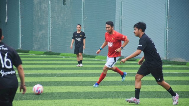Andi Seto Asapa isi masa tenang dengan bermain Mini Soccer bersama Jurnalist Makassar, Senin (25/11/2024).