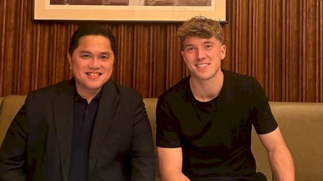 Ketua Umum PSSI Erick Thohir bersama pemain FC Utrecht Ole Romeny. (@erickthohir)