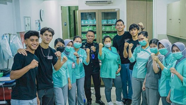 PSM Makassar mengawali rangkaian perayaan ulangtahun ke-109 dengan mengunjungi pasien Rumah Sakit Primaya Makassar, Jalan Urip Sumoharjo, Jumat (1/11/2024). (@PSM_Makassar)