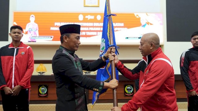 Penjabat Gubernur Sulsel Prof Zudan Arif Fakrulloh saat pelepasan kontingen Sulsel yang akan mengikuti Popnas. Sulsel mengirim 110 atlet di ajang Popnas.