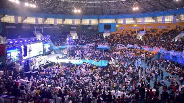 Gelanggang Olahraga (GOR) Sudiang, Kota Makassar, dipadati pendukung pasangan calon gubernur dan wakil gubernur Sulsel Andi Sudirman Sulaiman-Fatmawati Rusdi (Andalan Hati), yang menggelar kampanye akbar, Sabtu (23/11/2024).