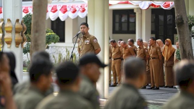 Pjs Walikota Makassar, Andi Arwin Azis, memimpin apel di Halaman Balaikota, pada Senin (4/11/2024).