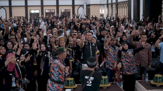 Calon Walikota Makassar Andi Seto Gadhista Asapa bersama ribuan aktivis GMBI Distrik Makassar di Gedung Arafah, Asrama Haji Sudiang, Kecamatan Biringkanaya, Kamis (14/11/2024).
