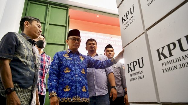 Pj Gubernur Sulsel, Prof Zudan Arif Fakrulloh, meninjau kesiapan logistik Pilkada serentak di Kabupaten Bulukumba, Minggu, 17 November 2024.