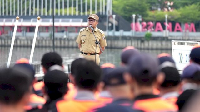 Walikota Makassar Moh Ramdhan Pomanto memimpin apel Kesiapsiagaan Bencana Hidrometeorologi di Tugu MNEK Pantai Losari, Selasa (26/11/2024).