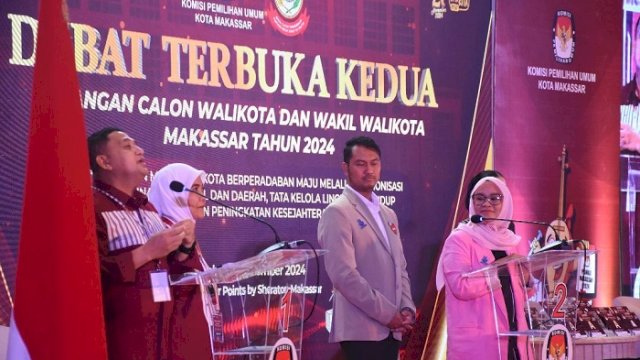 Pasangan calon Walikota dan Wakil Walikota Makassar nomor urut 2, Andi Seto Asapa-Rezki Mulfiati Lutfi (kanan) saat mengikuti debat kedua Pilwalkot Makassar.