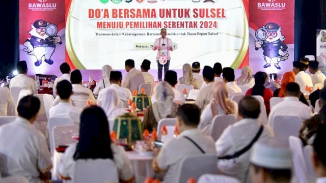 Penjabat Gubernur Sulsel, Prof Zudan Arif Fakrulloh menginisiasi doa bersama lintas agama menuju Pemilihan Kepala Daerah (Pilkada) serentak 2024, di Rumah Jabatan Gubernur Sulsel, Minggu, 24 November 2024.