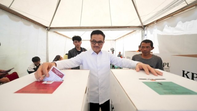 Sekretaris Daerah Provinsi Sulawesi Selatan (Sulsel), Jufri Rahman, mencoblos di Tempat Pemungutan Suara (TPS) 12, Kelurahan Masale, Kecamatan Panakukang, Rabu (27/11/2024).