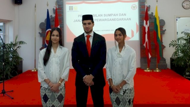Pengambilan sumpah WNI pesepak bola keturunan, Kevin Diks bersama Noa Leatomu dan Estella Loupattyresmi di Kedutaan Besar Indonesia, Kopenhagen, Denmark, Jumat (8/11/2024). (PSSI)