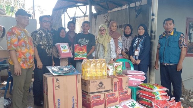 Pj Sekda Kota Makassar Irwan R Adnan menyerahkan bantuan kepada korban kebakaran di Kelurahan Gunung Sari, Kecamatan Rappocini, Makassar, Kamis (21/11/2024).