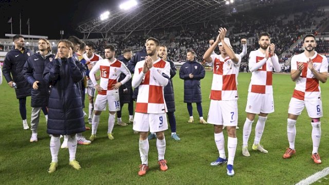 Para pemain Timnas Kroasia merayakan lolosnya mereka ke prempat final UEFA Nations League setelah bermain imbang 1-1 melawan Timnas Portugal di Stadion Poljud, Split, Senin (18/11/2024). (Foto: X/@HNS_CFF)