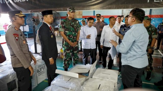 Pjs Wali Kota Makassar, Andi Arwin Azis meninjau gudang logistik KPU, yang terletak di Jalan Inspeksi Kanal Borong, Jumat (15/11/2024).