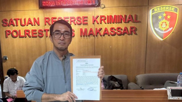 Mario David sebagai Ketua Harian Sehati di Pilwali Makassar melapor di Polrestabes Makassar.
