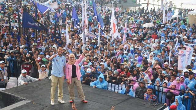 Kampanye akbar pasangan calon Wali Kota dan Wakil Wali Kota Makassar nomor urut 2, Andi Seto Asapa-Rezki Mulfiati Lutfi (Seto-Rezki), di Lapangan Tugu MNEK, Pantai Losari, Minggu (17/11/2024).