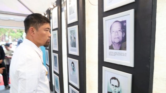Pjs Walikota Makassar, Andi Arwin Azis resmikan Pameran Arsip yang digelar oleh Dinas Kearsipan Kota Makassar, di Anjungan City of Makassar, Pantai Losari, Jumat (15/11/2024).