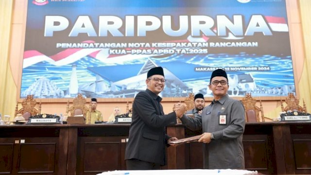 Ketua DPRD Makassar Supratman dan Pj Sekretaris Daerah Irwan Adnan saat rapat paripurna penandatanganan nota kesepakatan rancangan KUA-PPAS APBD tahun 2025 di Kantor DPRD Makassar pada Selasa (12/11/2024).