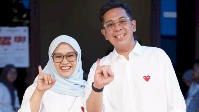 Calon Wakil Walikota Makassar Rezki Mulfiati Lutfi bersama suami Andi Ridzki Ilham menyalurkan hak pilihnya dalam Pilkada 2024 di TPS 011 Perumahan Puri Mutiara, Kelurahan Rappocini, Kecamatan Rappocini, Rabu (27/11/2024).