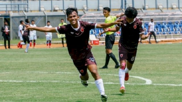 Pemain PSM Makassar, Ricky Pratama, berselebrasi usai mencetak gol. Ricky Pratama dipanggil bergabung Timnas Indonesia menghadapi laga Piala AFF 2024. ()