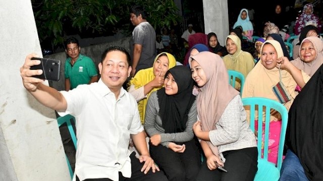 Anggota DPR RI Rusdi Masse saat bersama masyarakat.