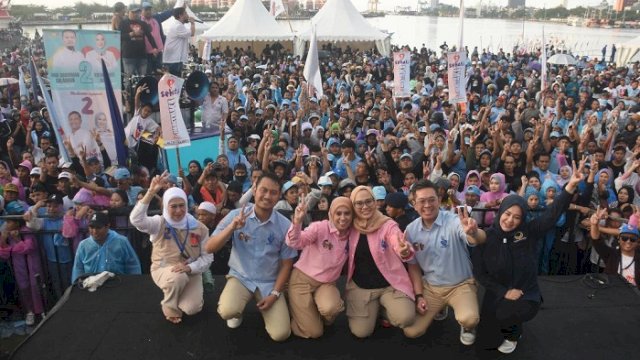 Kampanye akbar pasangan Andi Seto Asapa-Rezki Mulfiati Lutfi (Seto-Rezki) di Lapangan Tugu MNEK, Pantai Losari, Minggu (17/11/2024).