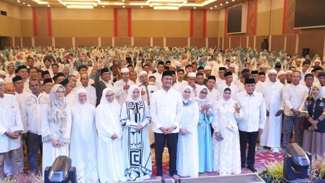 Andi Seto Asapa dan Rezki Mulfiati Lutfi mengisi masa tenang dengan mengikuti dzikir dan doa bersama yang digelar oleh Lembaga Pengembangan Tilawatil Qur&rsquo;an (LPTQ) Makassar.