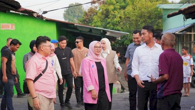 Pasangan Andi Seto Gadhista Asapa dan Rezki Mulfiati Lutfi (SEHATI) saat mengunjungi lokasi kebakaran, asrama Kodam di Jalan Baji Gau, Kelurahan Jongaya, Kecamatan Tamalate, Rabu (13/11/2024).