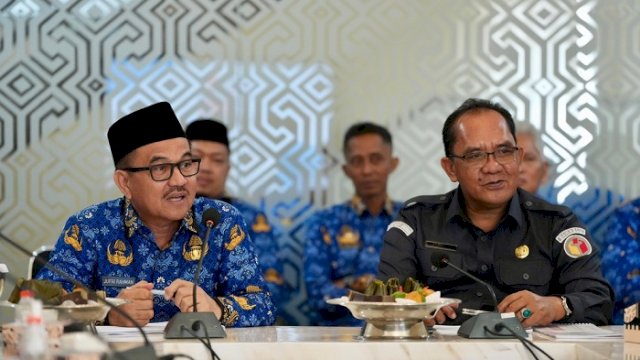 Sekda Sulsel Jufri Rahman (kiri) menghadiri pertemuan yang dilaksanakan Badan Pengawas Pemilu (Bawaslu) RI, di Toraja Room, Kantor Gubernur, Senin, 18 November 2024.