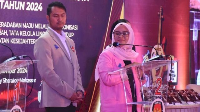 Pasangan calon nomor urut 2, Andi Seto Asapa dan Rezki Mulfiati Lutfi (SEHATI), saat mengikuti debat publik kedua Pilwalkot Makassar yang digelar oleh KPU Makassar pada Rabu (13/11/2024) di Hotel Four Points by Sheraton.