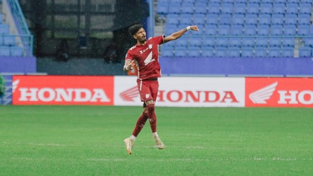 Pemain PSM Makassar Alosio Neto merayakan golnya ke gawang Barito Putera pada laga Liga 1 di Stadion Batakan, Balikpapan, Kalimantan Timur, Minggu (22/12/2024). PSM menang 3-2. (@PSM_Makassar)