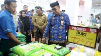 Pj Sekda Makassar Tinjau Harga Kebutuhan Pokok di Pasar Tradisional dan Swalayan Jelang Nataru
