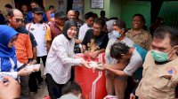 Aliyah Mustika Berikan Bantuan bagi Warga Terdampak Kebakaran di Asrama Kesdam