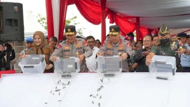 Kapolri Jenderal Listyo Sigit Prabowo melepas ribuan bibit ikan nila yang disumbangkan kepada SPPG Polda Sulsel, Kamis (15/5/2025).