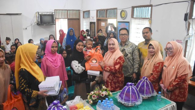 Faradillah Amin selaku Sekretaris DWP Makasssar, Camat Rappocini M Aminuddin, dan Lurah Kassi-Kassi Khusnul Fatoni di Kantor Kelurahan Kassi-Kassi, Jalan Tamalate IX, Kamis (31/7/2025).