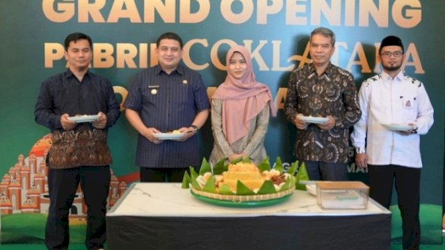 Walikota Makassar, Munafri Arifuddin, meresmikan pabrik PT Agrinesia Raya, di Kawasan Industri Makassar (KIMA), Kecamatan Biringkanaya, Jumat (25/7/2025).