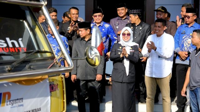 Bupati Gowa, Sitti Husniah Talenrang saat melepas Bantuan Pangan Beras Alokasi Juni-Juli 2025 untuk disalurkan ke masyarakat Gowa di Baruga Pattingalloang, Kantor Bupati Gowa, Jumat (25/7).