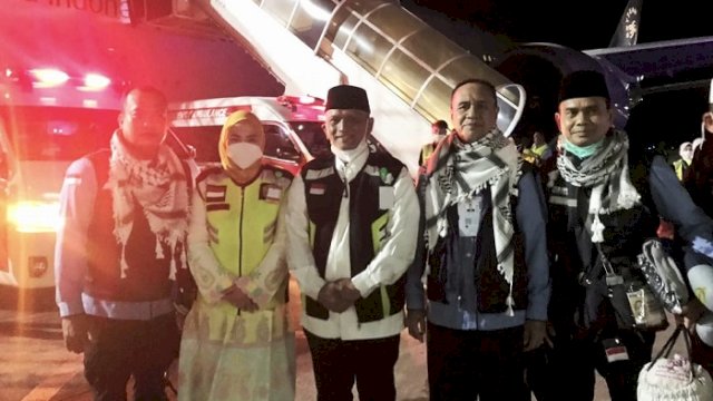 Wabup Wajo Jemput Langsung Jemaah Haji di Apron Bandara
